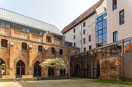 Foto: Blick in den Innenhof der Hochschule für Musik und Theater Rostock.