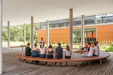 Foto: Studierende auf dem Campus der Dualen Hochschule Gera-Eisenach