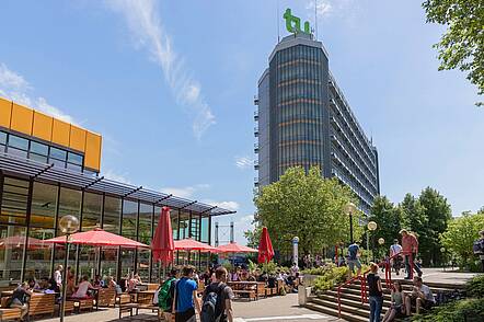 Foto: Studierende auf dem Campus der Technischen Universität Dortmund 