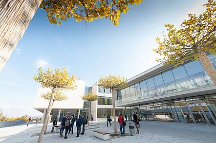 Foto: Außenansicht des Neubaus des Instituts- und Hörsaalgebäudes Chemie auf dem Campus Natur- und Lebenswissenschaften