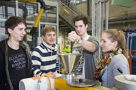 Laborversuch Kunststofftechnik an der OTH Amberg-Weiden (Foto: Ostbayerisch Technische Hochschule Amberg-Weiden)