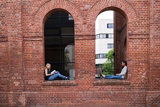 Image: Students at the University of Kassel. 