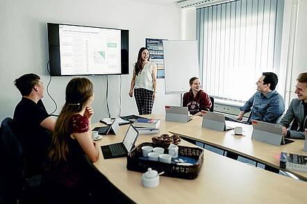 Foto: Studierende der Technischen Universität Clausthal folgen einer Präsentation