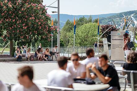 Image: Students sitting on the campus of the TU Ilmenau.