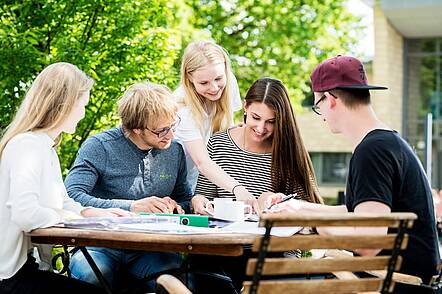 Foto: Studierende tauschen sich in der Caféteria aus