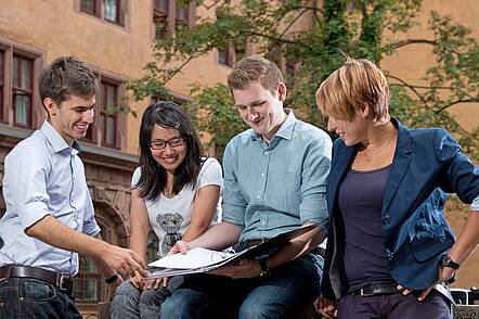 Image: Students in front of the building of the Old University in Neubaustrasse.