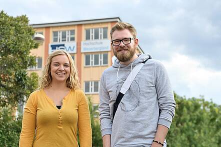 Foto: Studierende stehen vor dem Gebäude der Hochschule Weserbergland