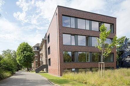 Foto: Blick auf ein Hochschulgebäude der Fliedner Fachhochschule Düsseldorf.