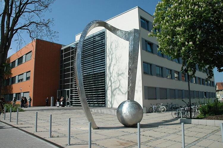 Foto: Blick auf das N-Gebäude der Hochschule Worms 