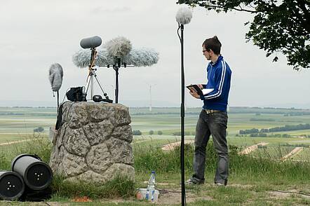 Foto: Studierender bei Außenaufnahmen 