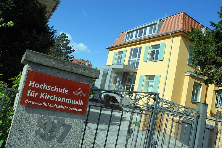 Foto: Blick auf den Haupteingang der Hochschule für Kirchenmusik in Dresden 