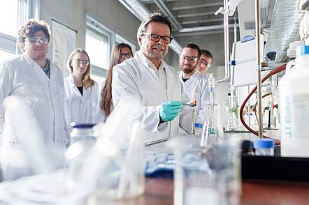 Foto: Dozent erläutert den Studierenden im Labor den Versuchsaufbau