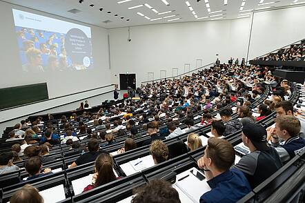 Foto: Herr Prof. Dr. Wolfram Ressel begrüßt die Erstsemester an der Universität Stuttgart. 