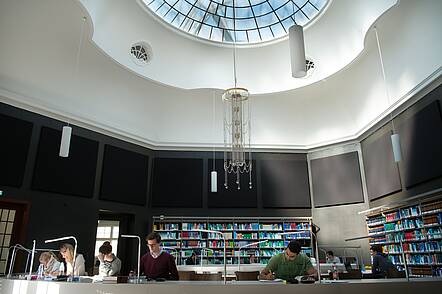  Image: View into the reading hall of the Ludwig-Maximilians-University Munich.