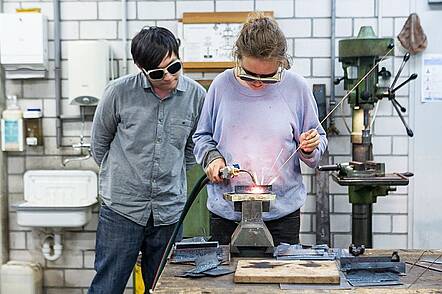 Foto: Studierende bei Schweißarbeiten in der Werkstatt 