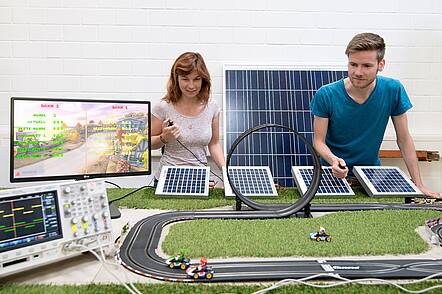 Foto: Studierende des Fachbereichs Elektro- und Informationstechnik bei Geschwindigskeitmessung