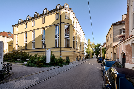 Foto: Blick von außen auf das Gebäude der Hochschule für Philosophie.