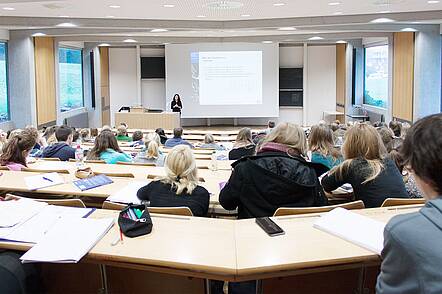 Foto: Studierende sitzen im großen Hörsaal der Pädagogischen Hochschule Freiburg.