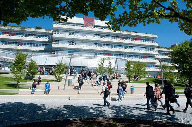 Foto: Blick über den Campus auf das Hauptgebäude der Universität Ulm