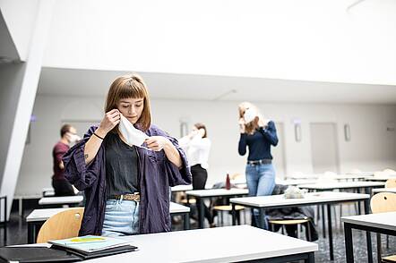 Image: Student wears an FFP2 mask during the course