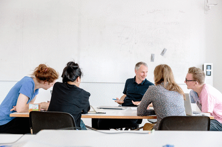 Foto: Studierende der Hochschule für Gestaltung Schwäbisch Gmünd im Gespräch mit Lehrperson 