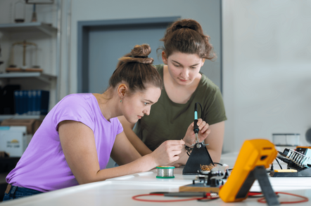 Foto: Studierende löten im Versuchslabor.