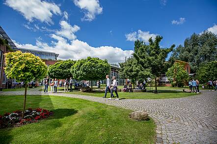 Foto: Studierende auf dem Campus 