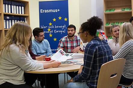 Foto: Internationale Studierende der Jade Hochschule diskutieren in Lehrveranstaltung