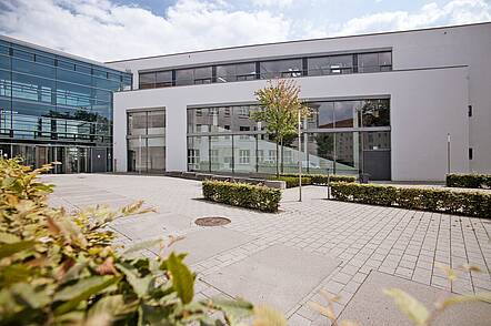 Foto: Blick von außen auf ein Campusgebäude der Fachhochschule Erfurt. 