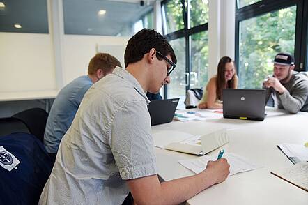 Foto: Studierender protokolliert Vorlesung