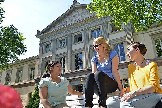 Foto: Studierende vor dem Hauptgebäude der Universität Göttingen 