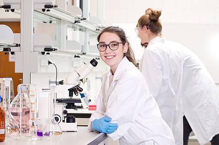 Image: Students working in the laboratory. 