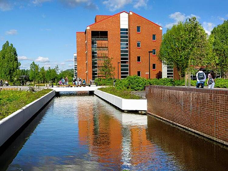 Foto: Außenansicht der Hochschule Emden/Leer