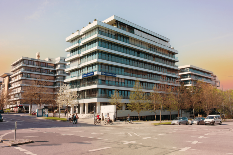 Foto: Blick auf das Hauptgebäude der Munich Business School