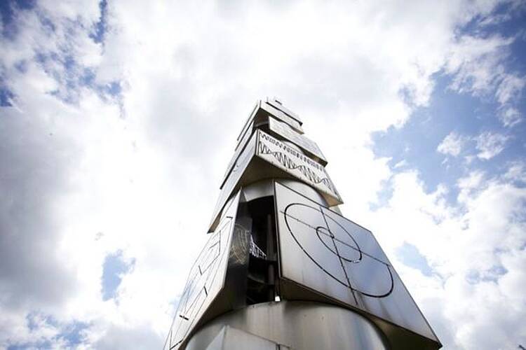 Foto: Blick auf eine verzierte Säule vor dem Ostfalia Hochschulgebäude