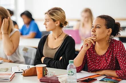 Foto: Zwei Frauen an einem Tisch in einem Seminarraum