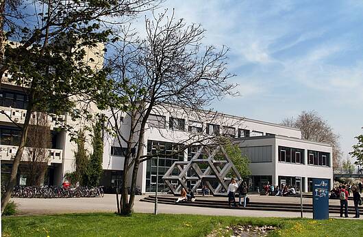 Foto: Außenansicht des Hochschulgebäudes der Pädagogischen Hochschule Freiburg mit Campus.