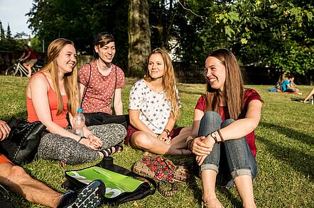 Foto: Studierende genießen die Pause in der Sonne