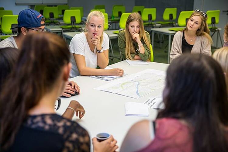 Foto: Studierende an der Hochschule für Kommunikation und Gestaltung in der Diskusision