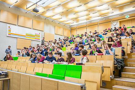 Foto: Studierende während einer Vorlesung im Fachbereich Biochemie 