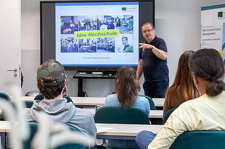 Foto: Studierende in einer Lehrveranstaltung an der bbw Hochschule