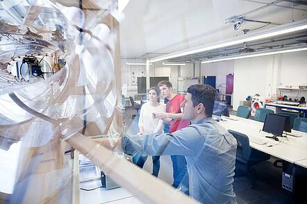 Foto: Gruppe Studierender in einen Seminarraum mit Computerplätzen