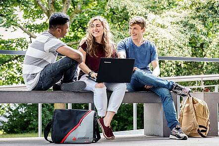 Foto. Studierende des Fachbereichs Informationsmanagement und Medien diskutieren