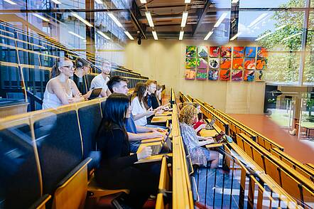 Foto: Studierende der Universität Paderborn im Hörsaal.