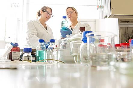 Students in the laboratory of the Institute for Functional Interfaces (Photo: Karlsruhe Institute of Technology). Image: Students working in the laboratory of the Institute for Functional Interfaces.