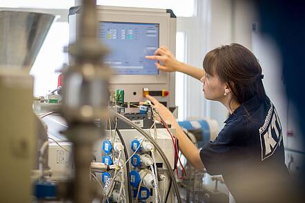 Image: Student of the Department of Plastics Engineering at the Technical University of Ilmenau working in the laboratory.