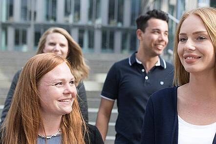 Foto: Studierende auf dem Campus der Hochschule Fresenius (Foto: Hochschule Fresenius)